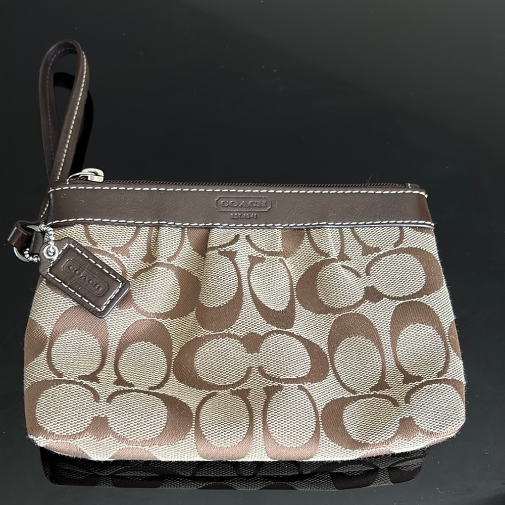 🤎💛 Coach Signature Brown and Cream Wristlet 💛🤎